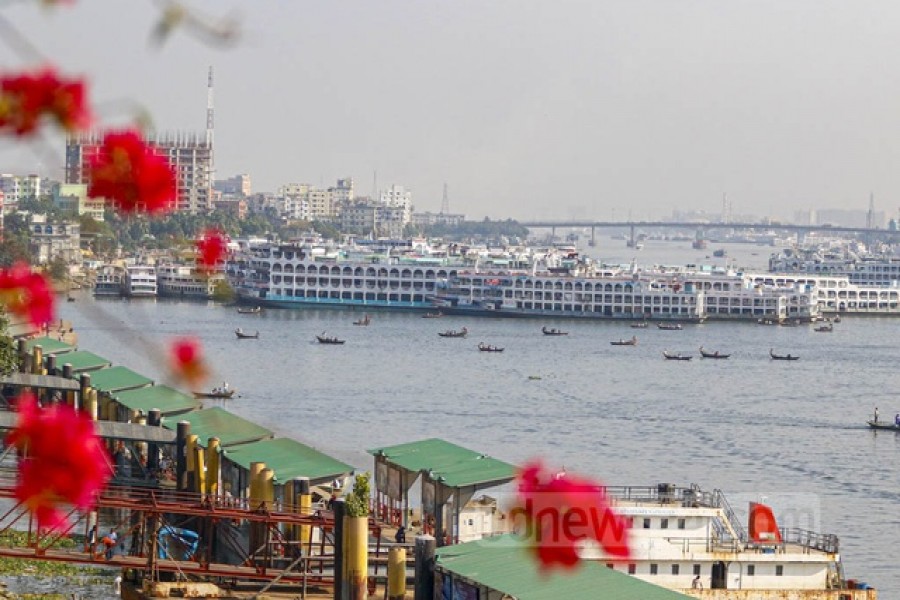 ঢাকার সদরঘাট নৌ টার্মিনাল।