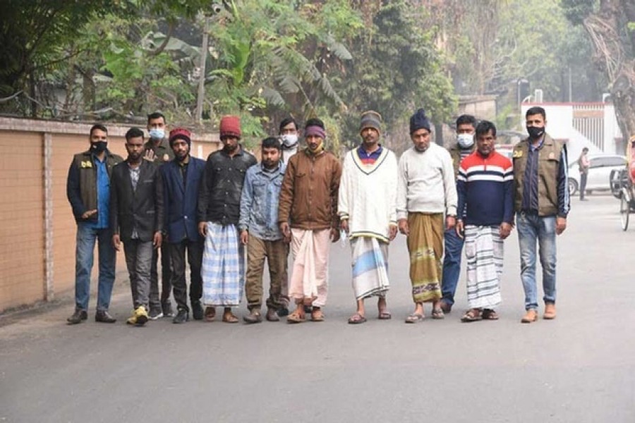 বাসের মধ্যে ‘ধর্ষণও’ করে সেই ডাকাতেরা