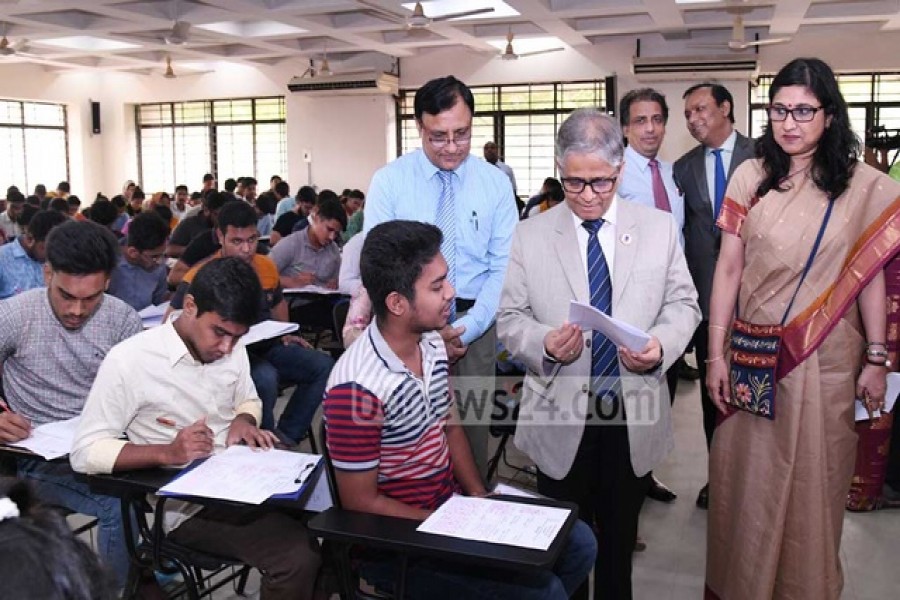 ২০১৯ সালে ঘ ইউনিটের ভর্তি পরীক্ষা পরিদর্শনে উপাচার্য অধ্যাপক আখতারুজ্জামান, তার পাশে সমাজ বিজ্ঞান অনুষদের তৎকালীন ডিন অধ্যাপক সাদেকা হালিম। ফাইল ছবি