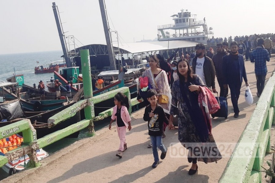 সেন্টমাটিন জেটি `বাঁশ রশিতে জোড়াতালি’, চলাচলে ঝুঁকি