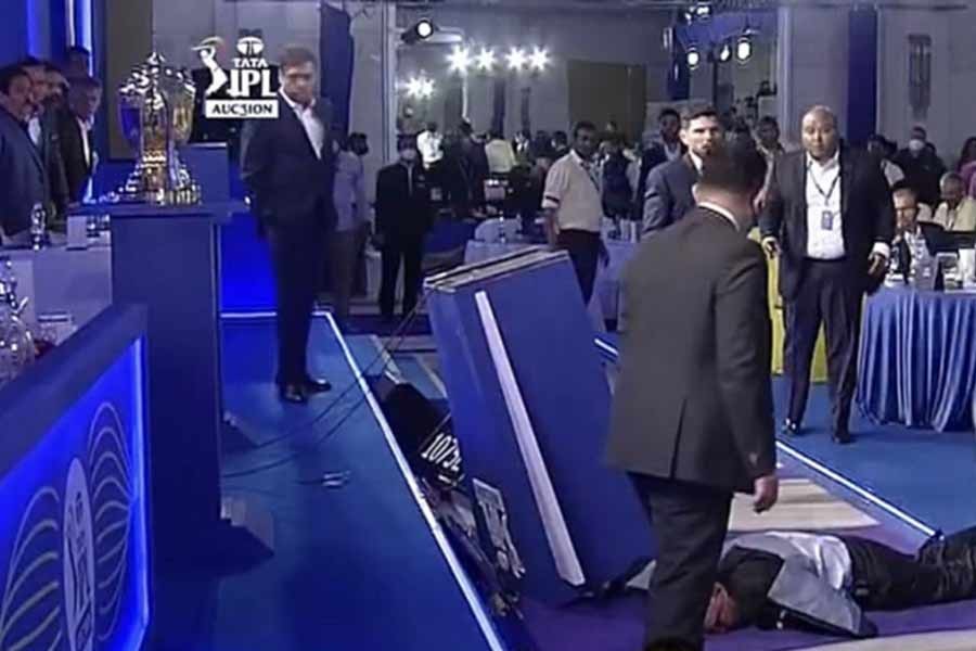 আইপিএল নিলামে তুমুল উত্তেজনার মাঝে হঠাৎ মাটিতে লুটিয়ে পড়লেন সঞ্চালক
