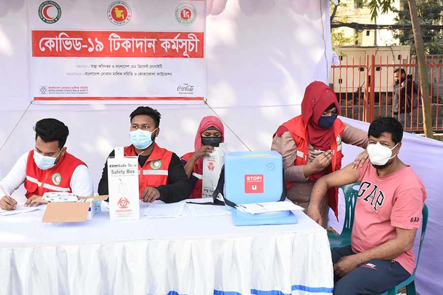 রাজধানীর ক্ষুদ্র ব্যবসায়ীদের করোনার টিকা প্রদান শুরু