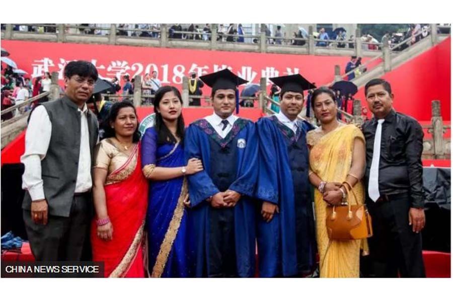 উহান ইউনিভার্সিটির সমাবর্তনে বিদেশী শিক্ষার্থীরা