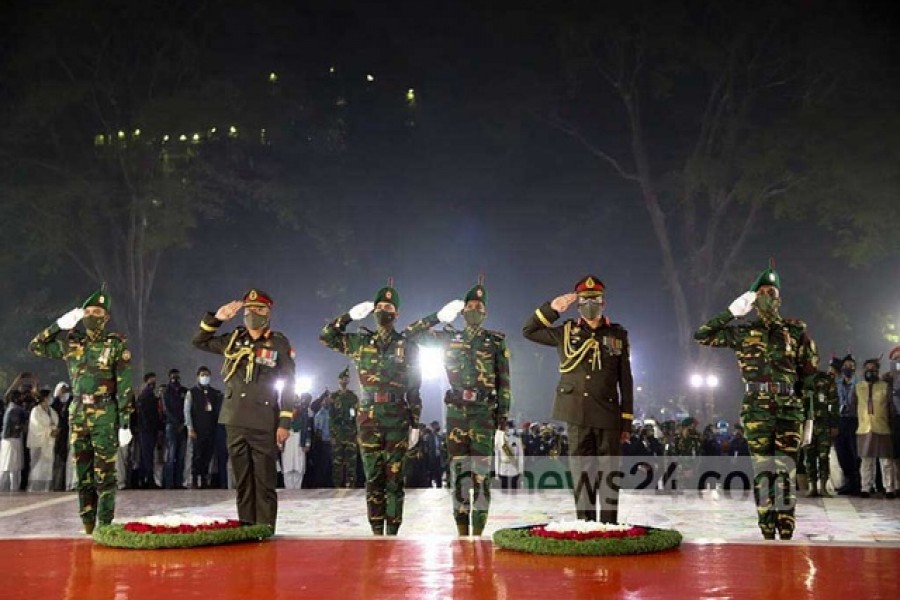 একুশের প্রথম প্রহরে রাষ্ট্রপতি ও প্রধানমন্ত্রীর পক্ষে কেন্দ্রীয় শহীদ মিনারে ফুল দিয়ে ভাষা শহীদদের প্রতি শ্রদ্ধা নিবেদন করেন তাদের সামরিক সচিব মেজর জেনারেল এস এম সালাহউদ্দিন ইসলাম ও মেজর জেনারেল নকিব আহমদ চৌধুরী।