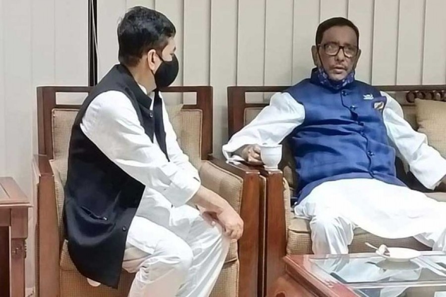 বিমানবন্ধরের লবিতে ওবায়দুল কাদের।