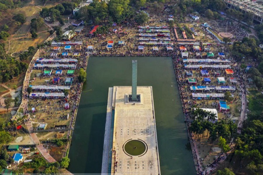 একুশের দিনে বইমেলায় জনস্রোত
