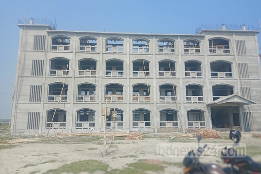খুলনায় নির্মাণ শেষের আগেই দেবে গেল ৪ তলা স্কুল ভবন