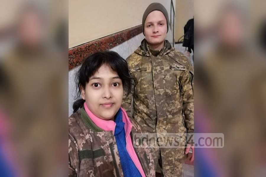 ইউক্রেনীয় সৈন্যের সঙ্গে রাবেয়া ইসলাম।
