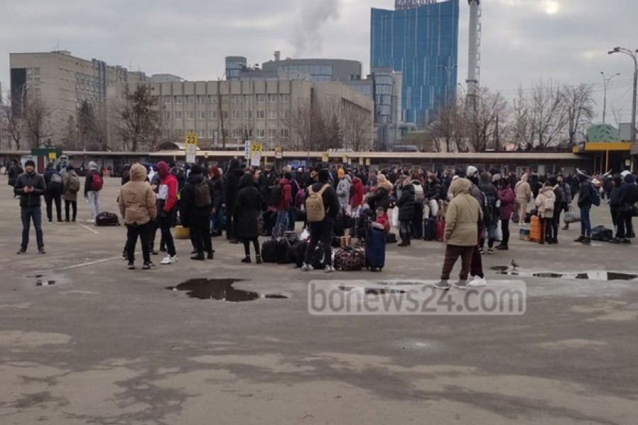 People trying to leave Kyiv by train on Friday, Feb 25, 2022