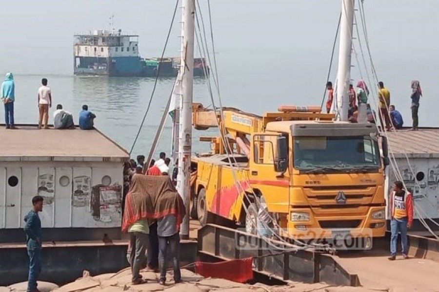 ফেরিতে উঠতে গিয়ে ট্রাক নদীতে