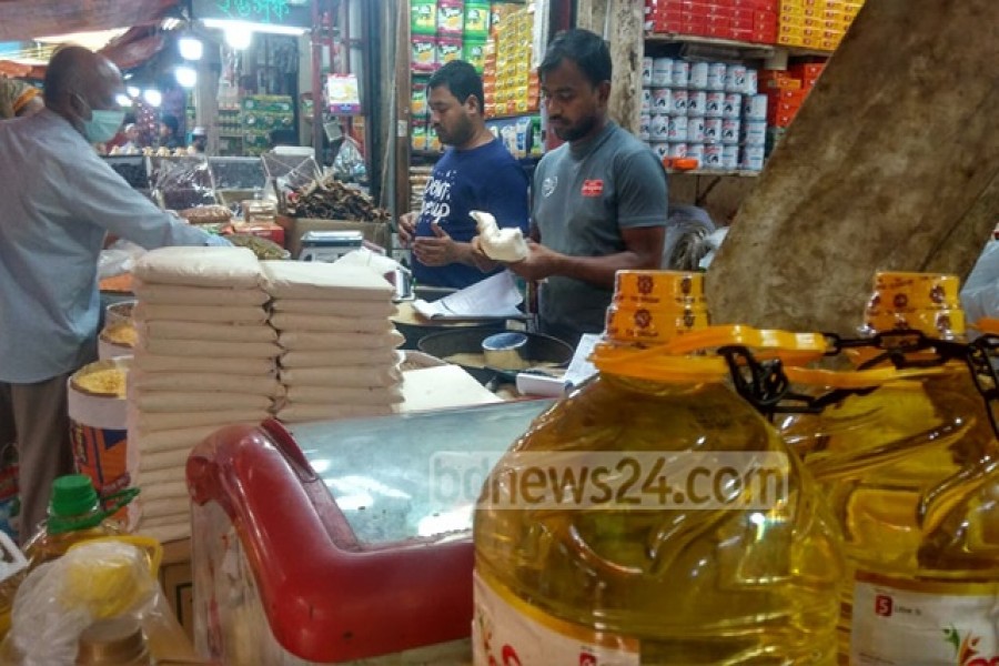 ২০ দিনের মাথায় দাম বাড়াতে চান ভোজ্যতেল ব্যবসায়ীরা, মন্ত্রণালয়ের ‘না’