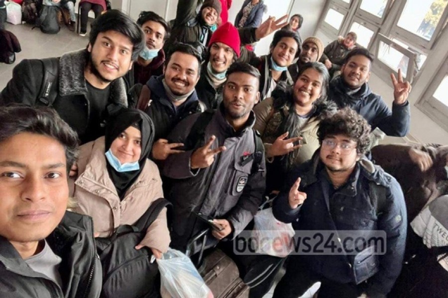 ইউক্রেইন যুদ্ধ: সরকারি খরচে হাঙ্গেরি থেকে দেশে ফিরছেন ১১ শিক্ষার্থী