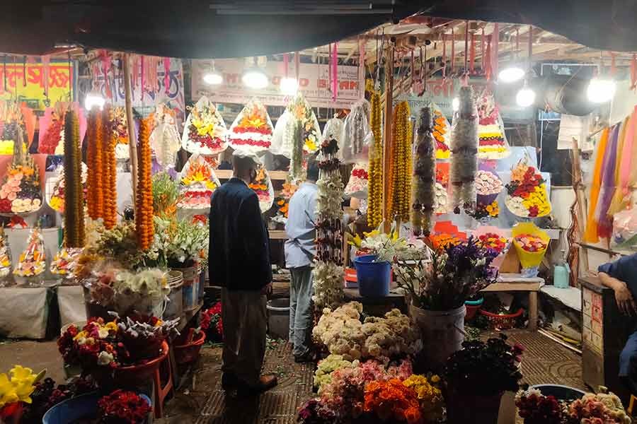 ফুল চাষি কিংবা ফুল ব্যবসায়ি, ভালো নেই কোন পক্ষই