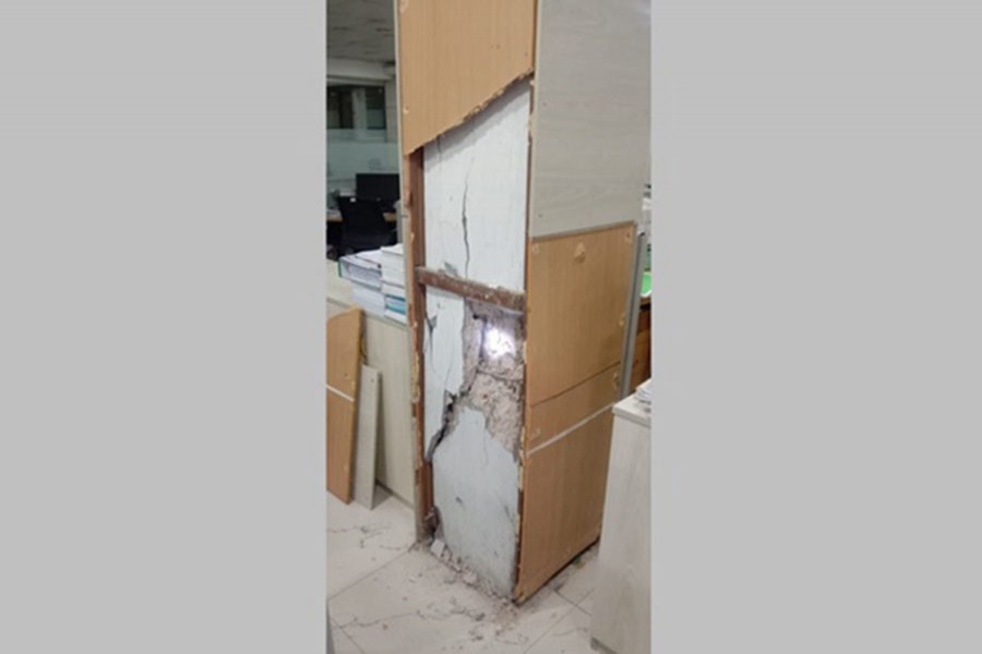 মতিঝিলে ১৫ তলা ভবনে ফাটল