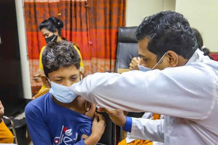 কোভিড: এক সপ্তাহে রোগী কমেছে ৫১ শতাংশ, মৃত্যু কমেছে ২৩.৫ শতাংশ