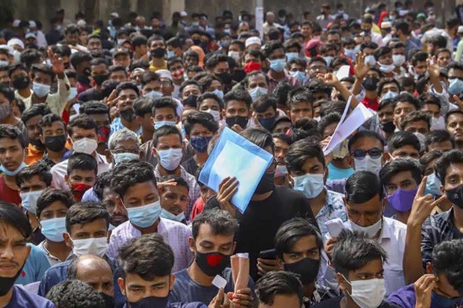 গণটিকাদান কার্যক্রমে গত ২৬ ফেব্রুয়ারি মহাখালীর কোভিড-১৯ হাসপাতালে টিকাদান কেন্দ্রে মানুষের ভিড়। ছবি: বিডিনিউজ টোয়েন্টিফোর ডটকম।