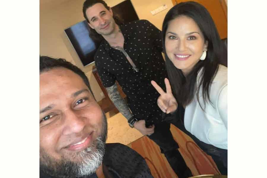বিকালের পর দুটি ছবি তিনি দিয়েছেন ফেইসবুকে। প্রথমটিতে লিখেছেন- ‘সুন্দর এই দেশটিতে আসতে পেরে আমি ভীষণ খুশি’। আরেক ছবিতে তার সঙ্গে গান বাংলা টেলিভিশনের প্রধান নির্বাহী কৌশিক হোসেন তাপসকেও দেখা গেছে।