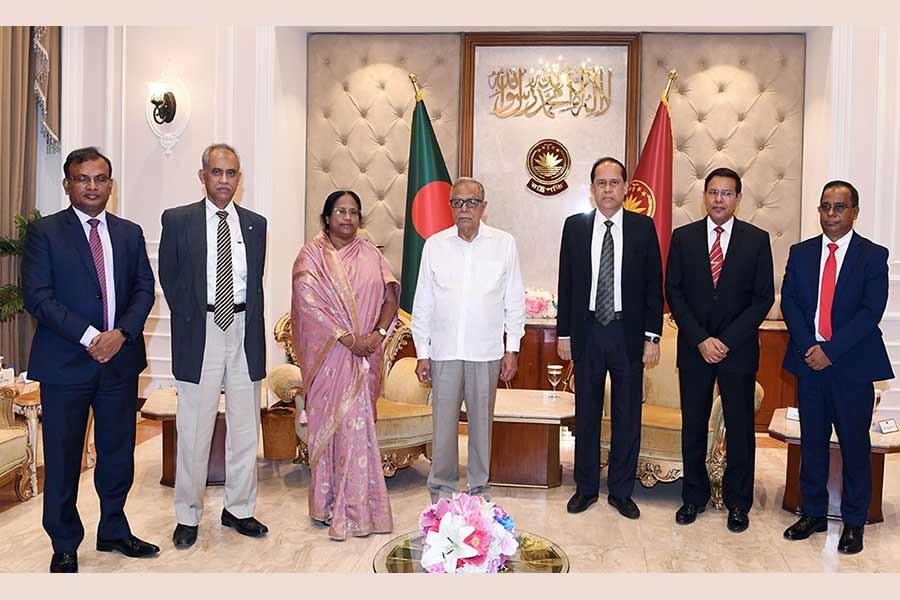 বুধবার সন্ধ্যায় নতুন প্রধান নির্বাচন কমিশনার কাজী হাবিবুল আউয়ালের নেতৃত্বে নির্বাচন কমিশনাররা বঙ্গভবনে রাষ্ট্রপতি মো. আবদুল হামিদের সাথে সৌজন্য সাক্ষাৎ করেন। ছবি: পিআইডি।