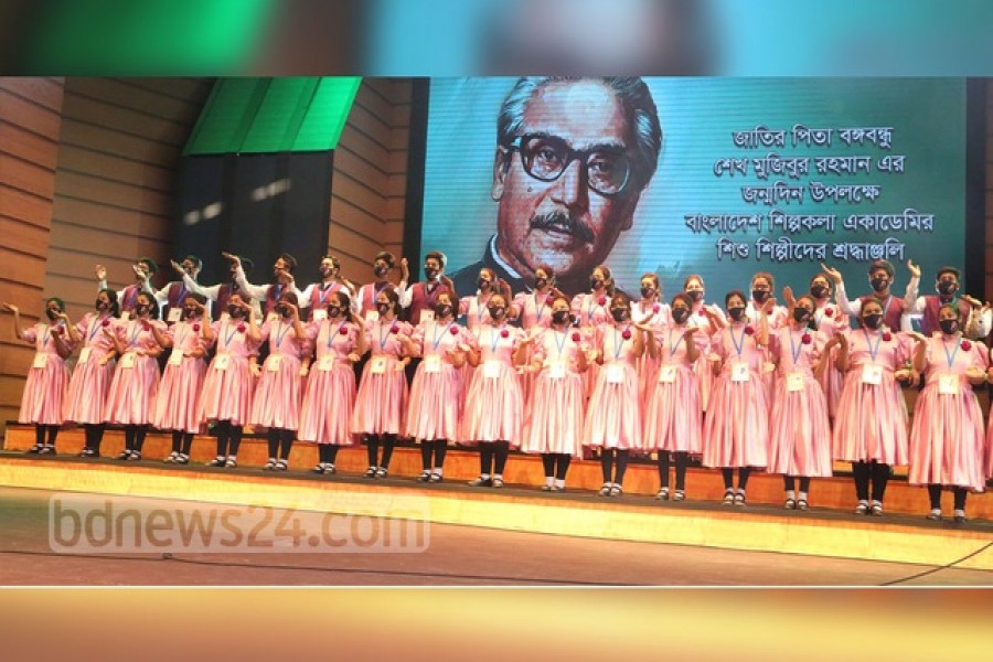 জাতীয় প্যারেড গ্রাউন্ডে জাতির পিতা বঙ্গবন্ধু শেখ মুজিবুর রহমানের জন্মশতবার্ষিকী এবং স্বাধীনতার সুবর্ণজয়ন্তীর উদ্বোধনী অনুষ্ঠানে শত শিশুর কণ্ঠে পরিবেশিত হয় জাতীয় সঙ্গীত। ফাইল ছবি