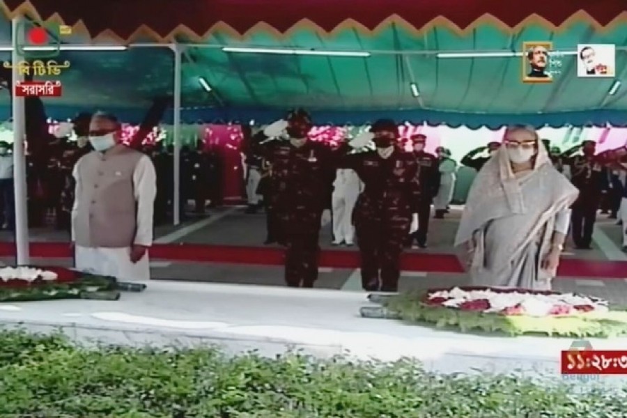 জাতির পিতার সমাধিতে রাষ্ট্রপতি ও প্রধানমন্ত্রীর শ্রদ্ধা