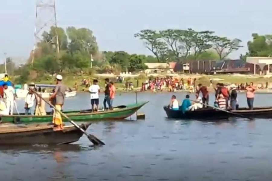 শীতলক্ষ্যায় লঞ্চডুবি: পাঁচজনের লাশ উদ্ধার, বিআইডব্লিউটিএ’র হটলাইন ১৬১১৩ চালু