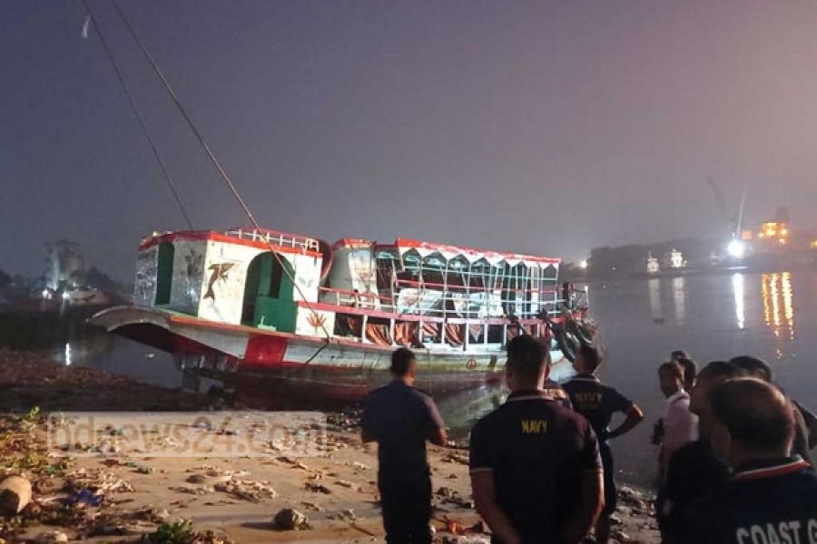 শীতলক্ষ্যায় ডুবে যাওয়া লঞ্চ উদ্ধার, লাশের খোঁজে তল্লাশি দ্বিতীয় দিনে