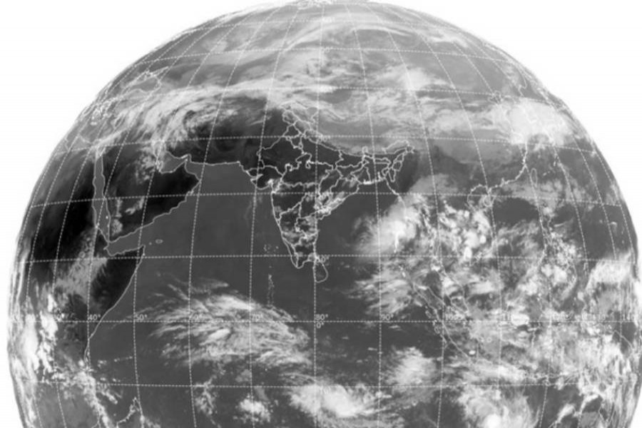 গভীর নিম্নচাপ রূপ নিতে পারে ঘূর্ণিঝড়ে, বাংলাদেশ ‘শঙ্কামুক্ত’ 