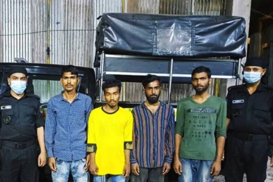 শাহবাগ থেকে ৪ ‘ছিনতাইকারী’ গ্রেপ্তার