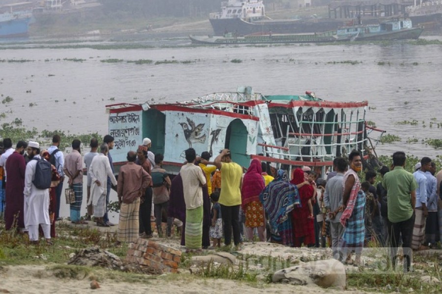 উদ্ধারকারী জাহাজ ‘প্রত্যয়’ এর সাহায্যে শীতলক্ষ্যা নদীতে ডুবে যাওয়া যাত্রীবাহী লঞ্চ এমএল আফসার উদ্দিনকে সোমবার ভোরে উদ্ধারের পর লঞ্চটি দেখতে ভিড় করে স্থানীয় মানুষ।