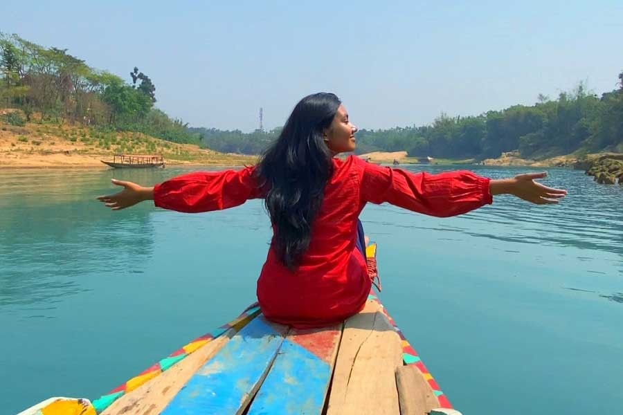 - লালাখালে লেখকের নৌকা ভ্রমণের একটি ছবি