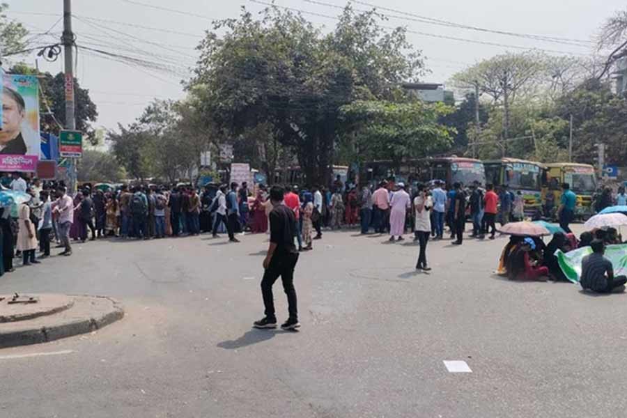 অকৃতকার্য শিক্ষার্থীদের ‘প্রমোশনের’ দাবিতে সড়ক অবরোধ