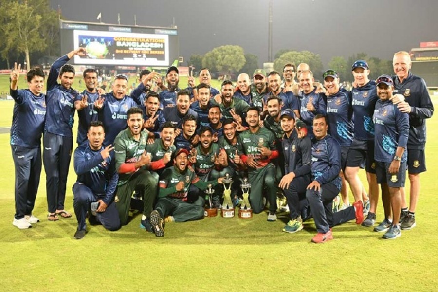 ইতিহাস গড়ার উল্লাস বাংলাদেশ দলের। ছবি: বিসিবি।