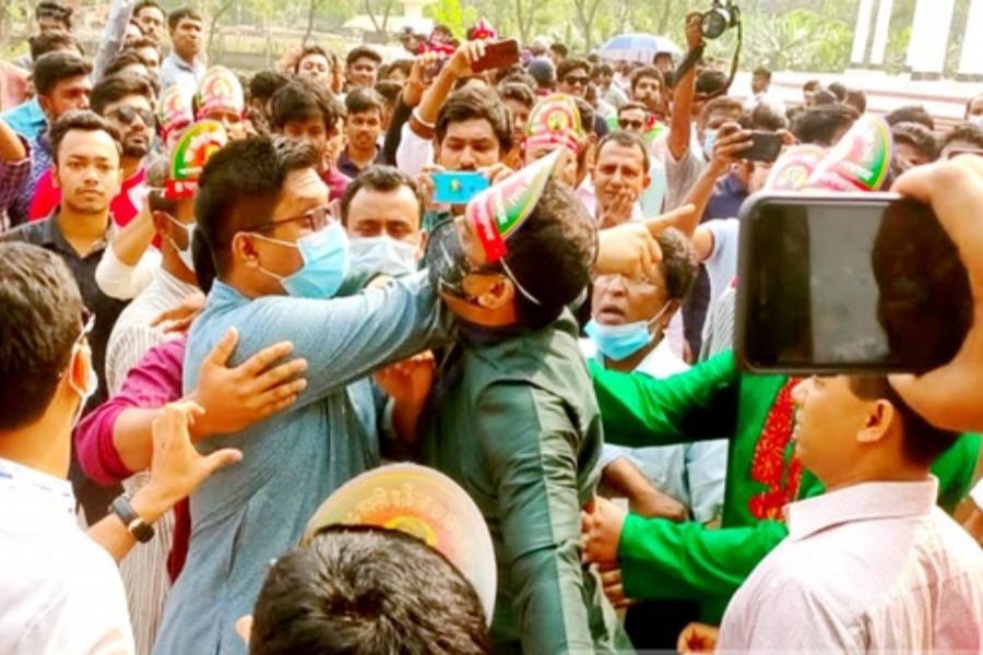 শহীদদের শ্রদ্ধা জানাতে গিয়ে ইবি শিক্ষকদের হাতাহাতি