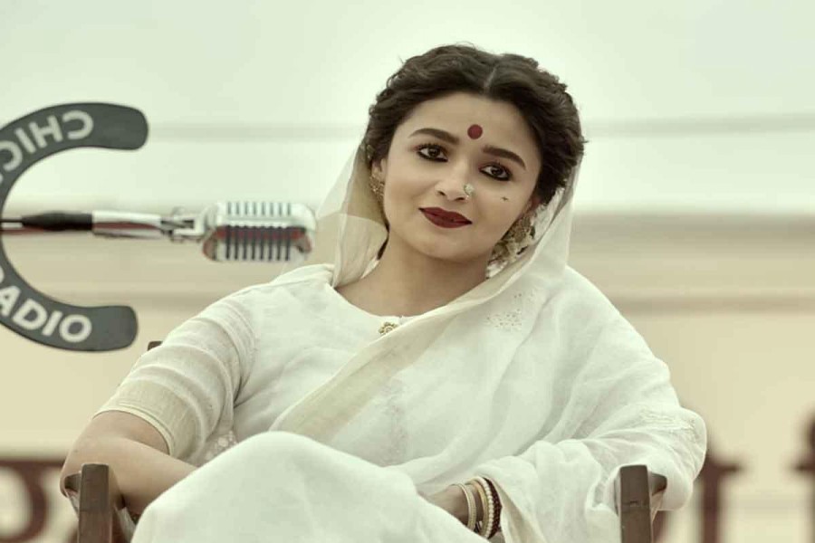 গাঙ্গুবাই কাঠিয়াওয়ারী সিনেমার একটি দৃশ্যে গাঙ্গুবাই চরিত্রে অভিনয়রত আলিয়া ভাট। ছবি - পিংকভিলা