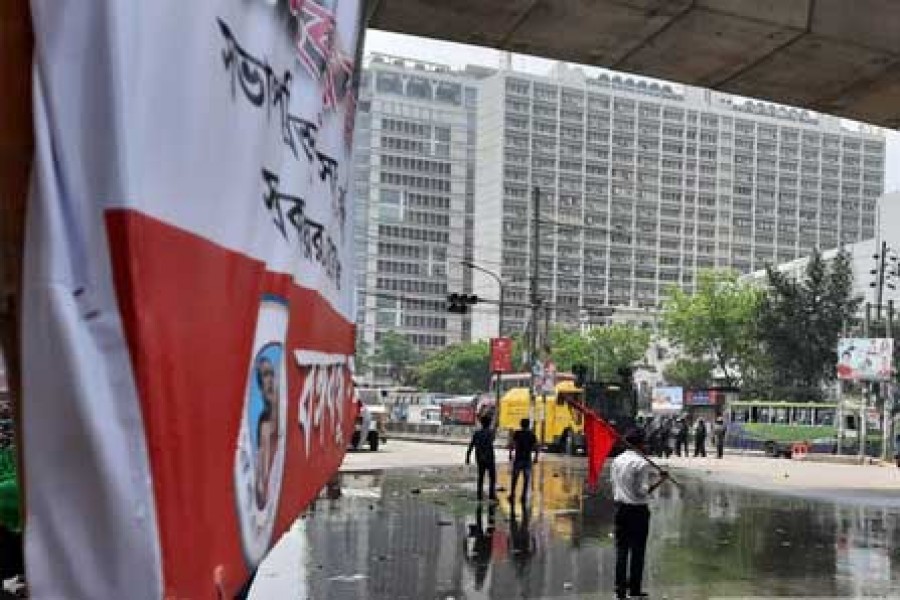 বাম জোটের হরতালের শেষ মুহূর্তে পল্টনে লাঠিপেটা, কাঁদুনে গ্যাস