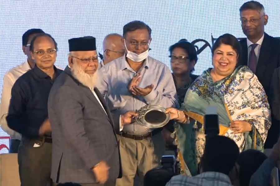 স্পিকার ড. শিরীন শারমিন চৌধুরীর হাত থেকে 'পঁচিশ পেরোনো নোয়াব-সদস্য সংবাদপত্র সম্মাননা ২০২২' গ্রহণ করছেন দ্য ফাইন্যান্সিয়াল এক্সপ্রেস-এর প্রকাশনা প্রতিষ্ঠান ইন্টারন্যাশনাল পাবলিকেশনস লিমিটেড-এর চেয়ারম্যান মাহবুবুর রহমান এবং দ্য ফাইন্যান্সিয়াল এক্সপ্রেস-এর সম্পাদক শামসুল হক জাহিদ।