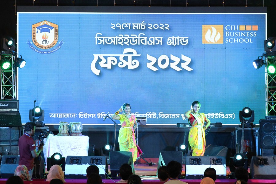 ‘সিআইইউবিএস গ্র্যান্ড ফেস্ট ২০২২’ অনুষ্ঠানে নৃত্য পরিবেশন করছেন সিআইইউর দুই ছাত্রী
