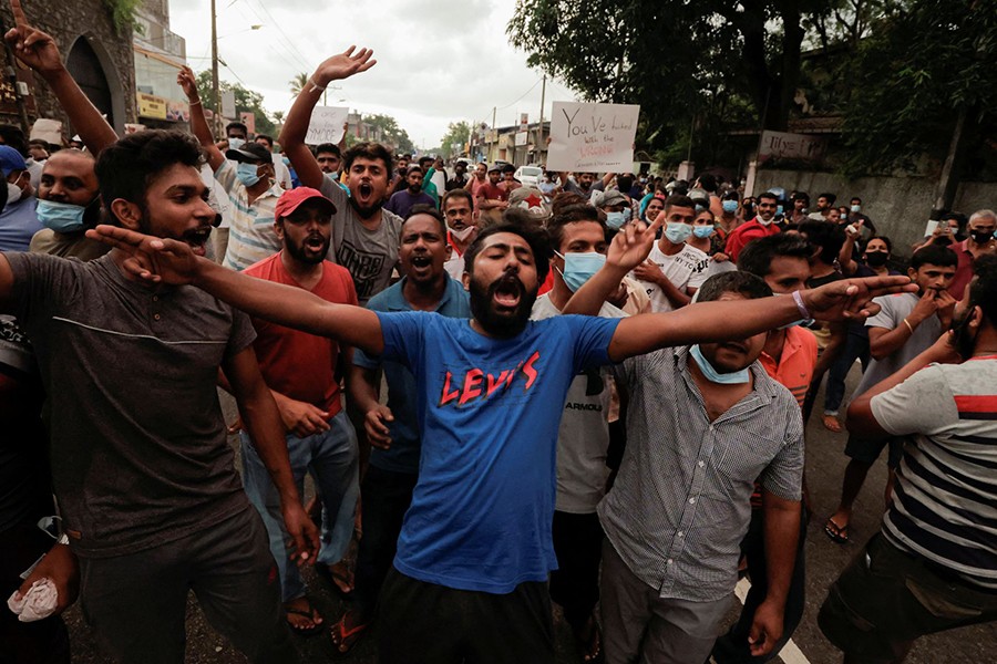 কলম্বোয় শ্রীলঙ্কার প্রেসিডেন্ট গোতাবায়া রাজাপাকসের বাসভবনের কাছে কারফিউয়ের মধ্যেই স্লোগান দিচ্ছে বিক্ষুব্ধ জনগণ— রয়টার্স