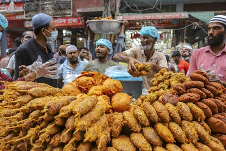 পুরান ঢাকার চকবাজারে বিভিন্ন ধরনের ইফতার সাজিয়ে দোকানিরা। ছবি: বিডিনিউজ টোয়েন্টিফোর ডটকম।
