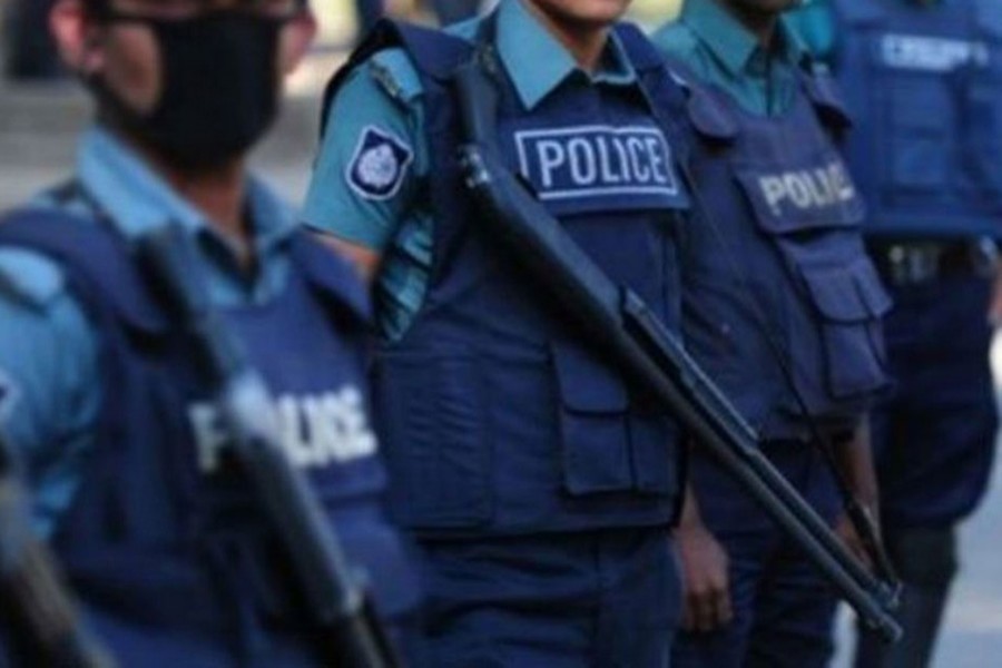 সোশ্যাল মিডিয়ায় পুলিশ কী লিখতে পারে, কী পারে না, কারা নজরদারি করে