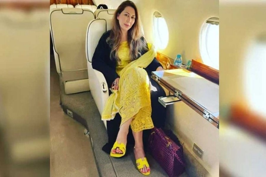 বিদেশে পাড়ি জমাতে বিমানে ফারাহ খানের এই ছবি ভাইরাল সোশাল মিডিয়ায়।