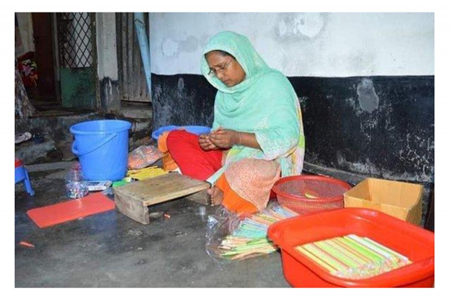 ছবি: কলম বানাচ্ছেন নাসিমা আখতার