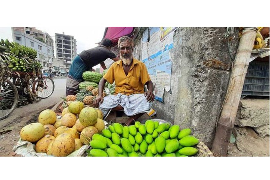 বিক্রেতারা বলছেন, সরবরাহ কম বলে কাঁচা আমের দাম এখন বেশি/ ছবি: বিডিনিউজ টোয়েন্টিফোর ডটকম