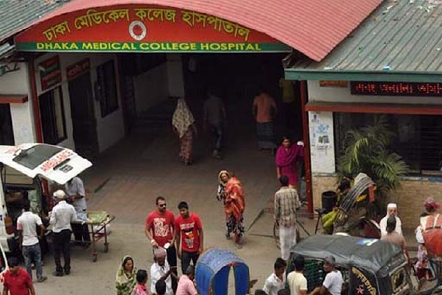রাজধানীর রাস্তায় কভার্ড ভ্যানের চাপায় ৩ জনের মৃত্যু