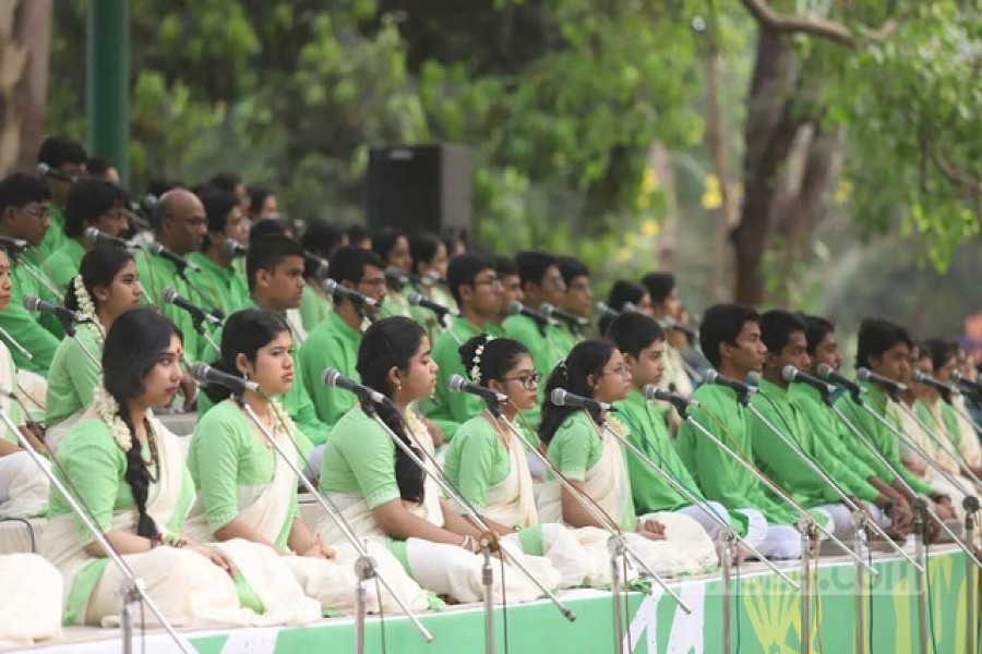 বৈশাখের প্রথম সকালে বৃহস্পতিবার রমনা বটমূলে গানে গানে নতুন বছরকে স্বাগত জানান ছায়ানটের শিল্পীরা।