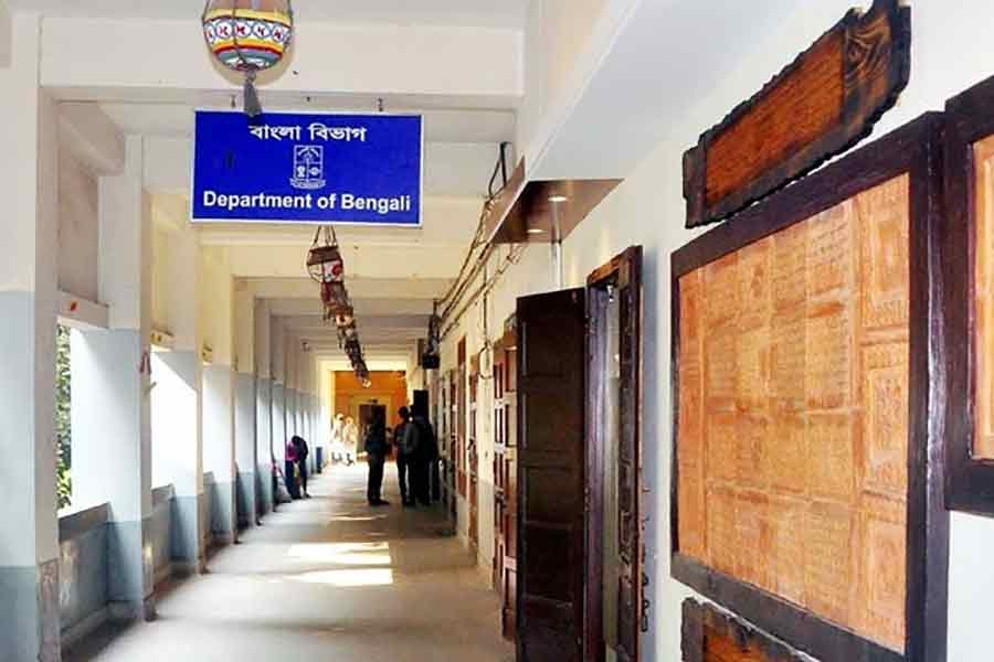 ছাত্রীকে ‘যৌন নিপীড়নের’ অভিযোগে ঢাকা বিশ্ববিদ্যালয়ের অধ্যাপক বিশ্বজিৎ ঘোষকে অব্যাহতি
