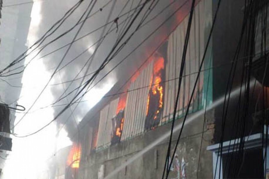 পুরান ঢাকায় প্লাস্টিক কারখানায় অগ্নিকাণ্ড