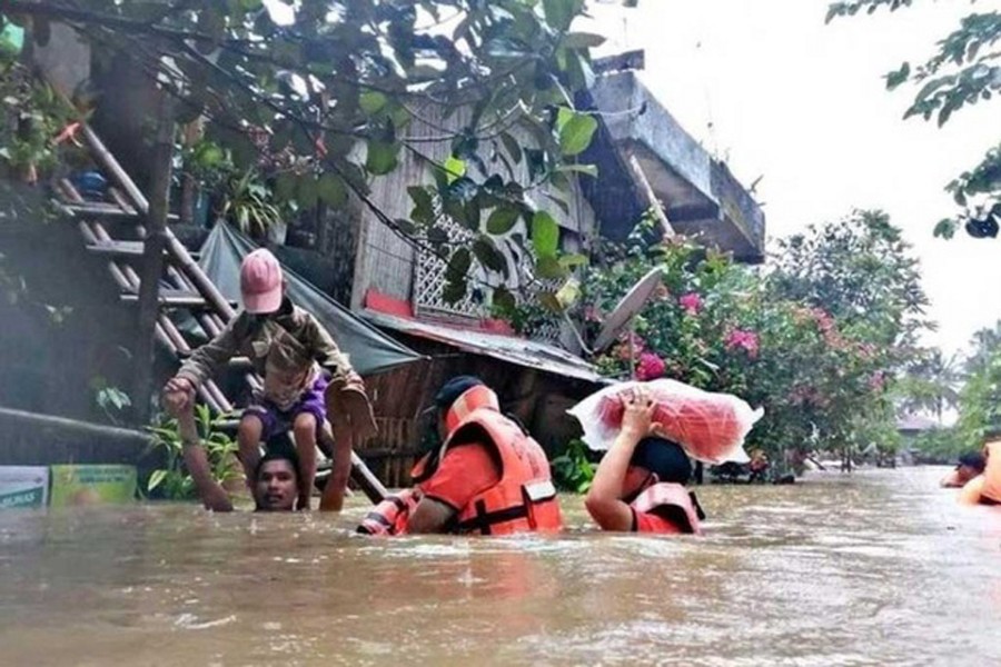 কাপিজ প্রদেশে বন্যায় তলিয়ে যাওয়া একটি সড়কের পাশের বাড়ি থেকে লোকজনকে উদ্ধার করছে জরুরি বিভাগের কর্মীরা। ছবি: রয়টার্স