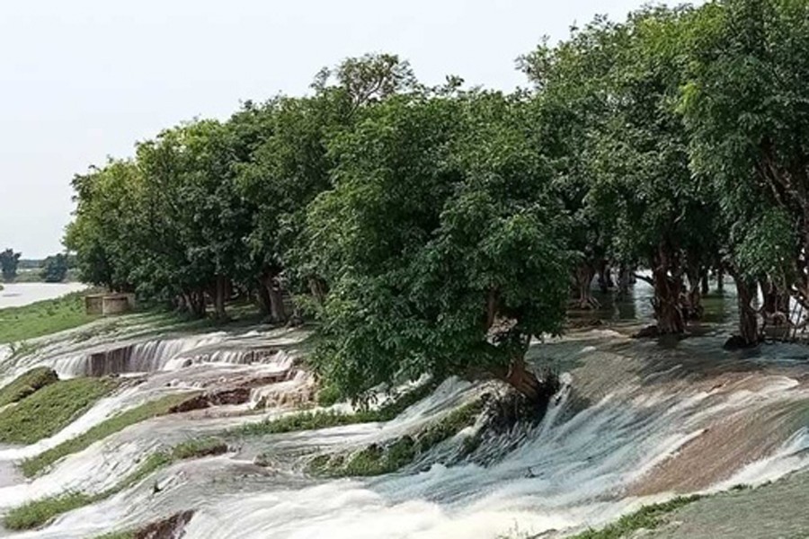 বাঁধ রক্ষার চেষ্টা ব্যর্থ, গুরমার হাওর দিয়ে ঢুকছে পানি