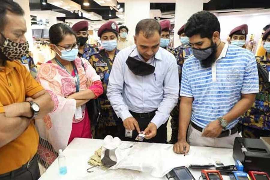 ১,১৯০ টাকার পাঞ্জাবিতে ২,৪৯০ টাকা লিখে ৫০ শতাংশ ছাড়, লাখ টাকা জরিমানা